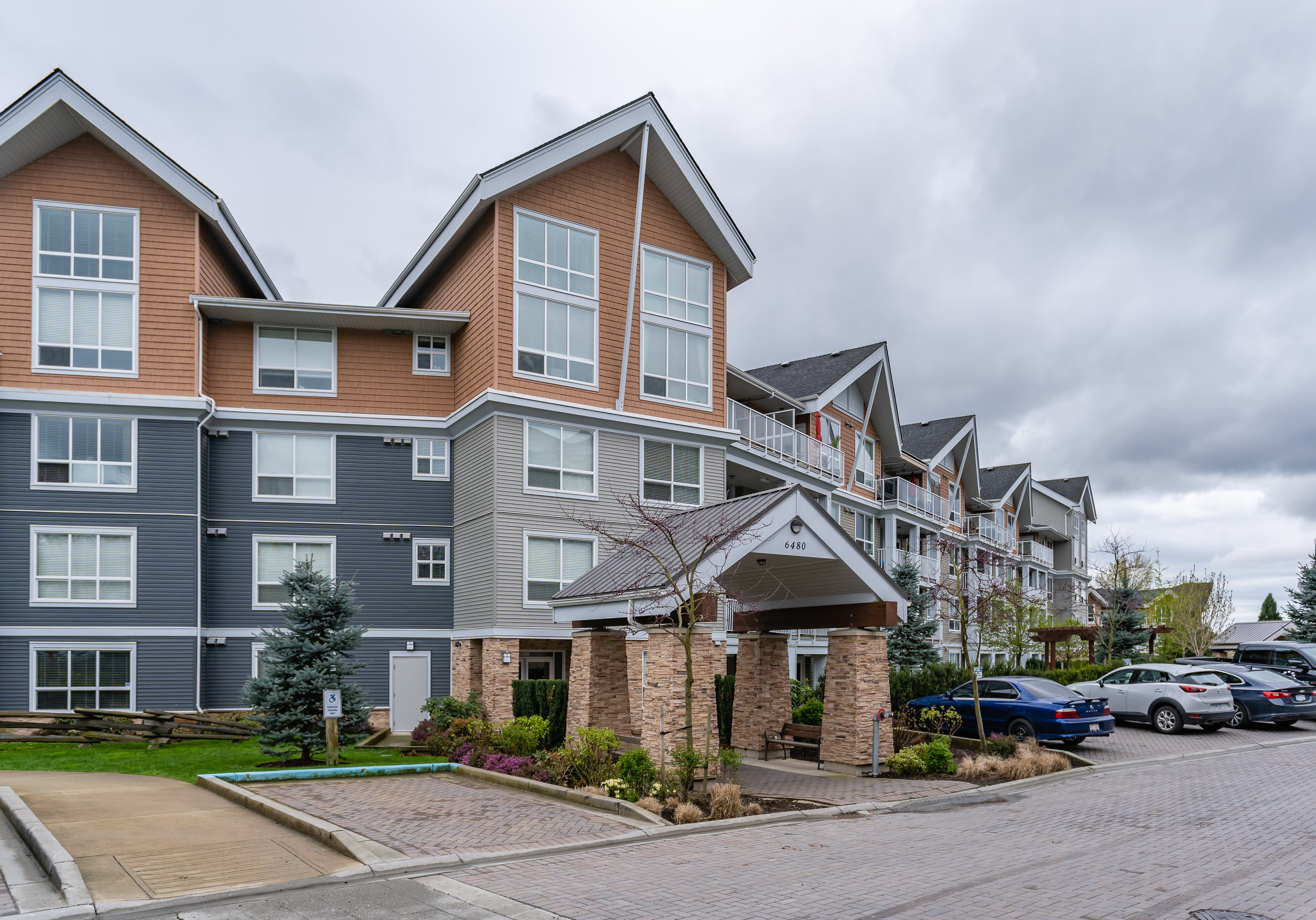 301 - 6480 194 Street, Surrey