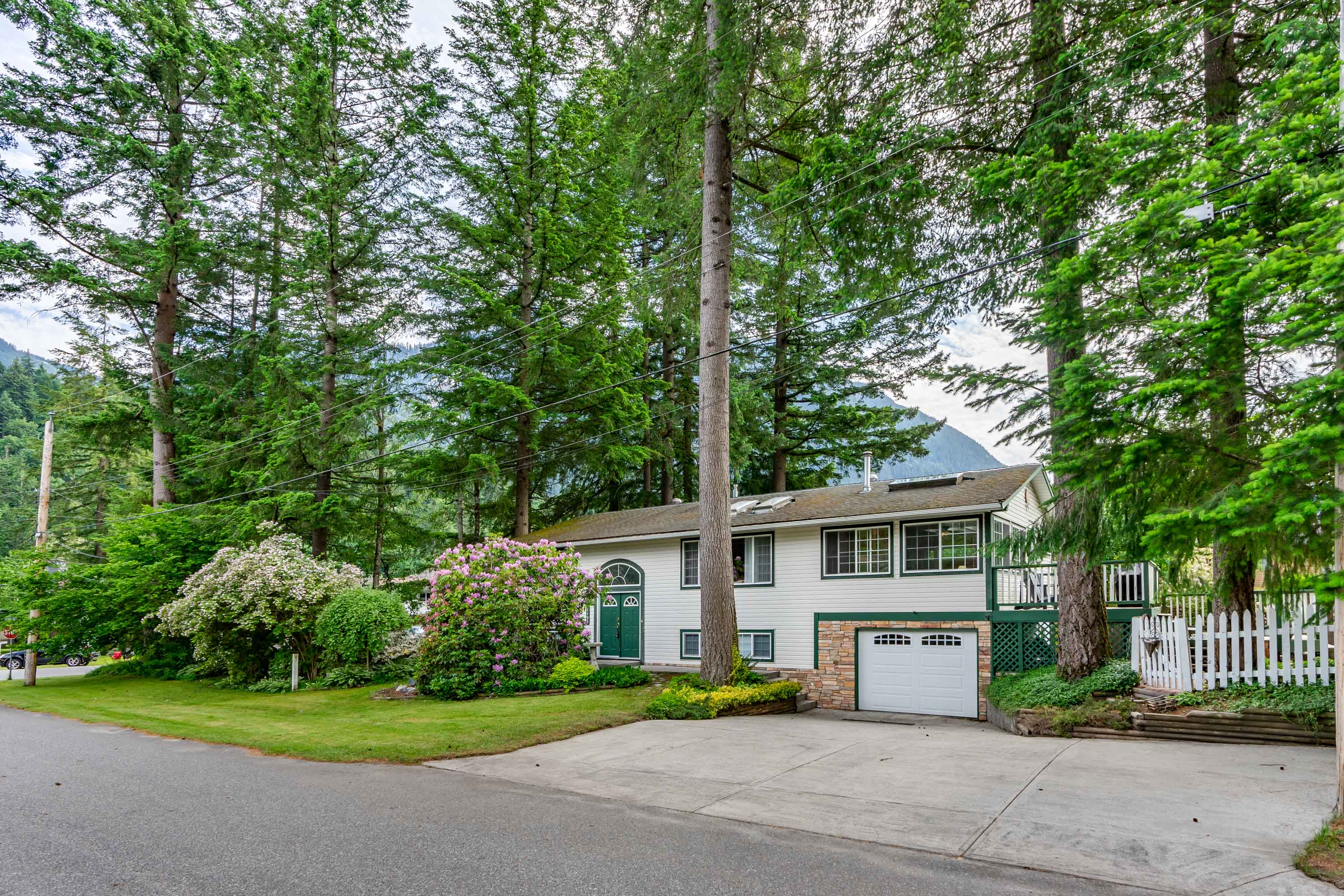 21195 Mountview Crescent, Hope