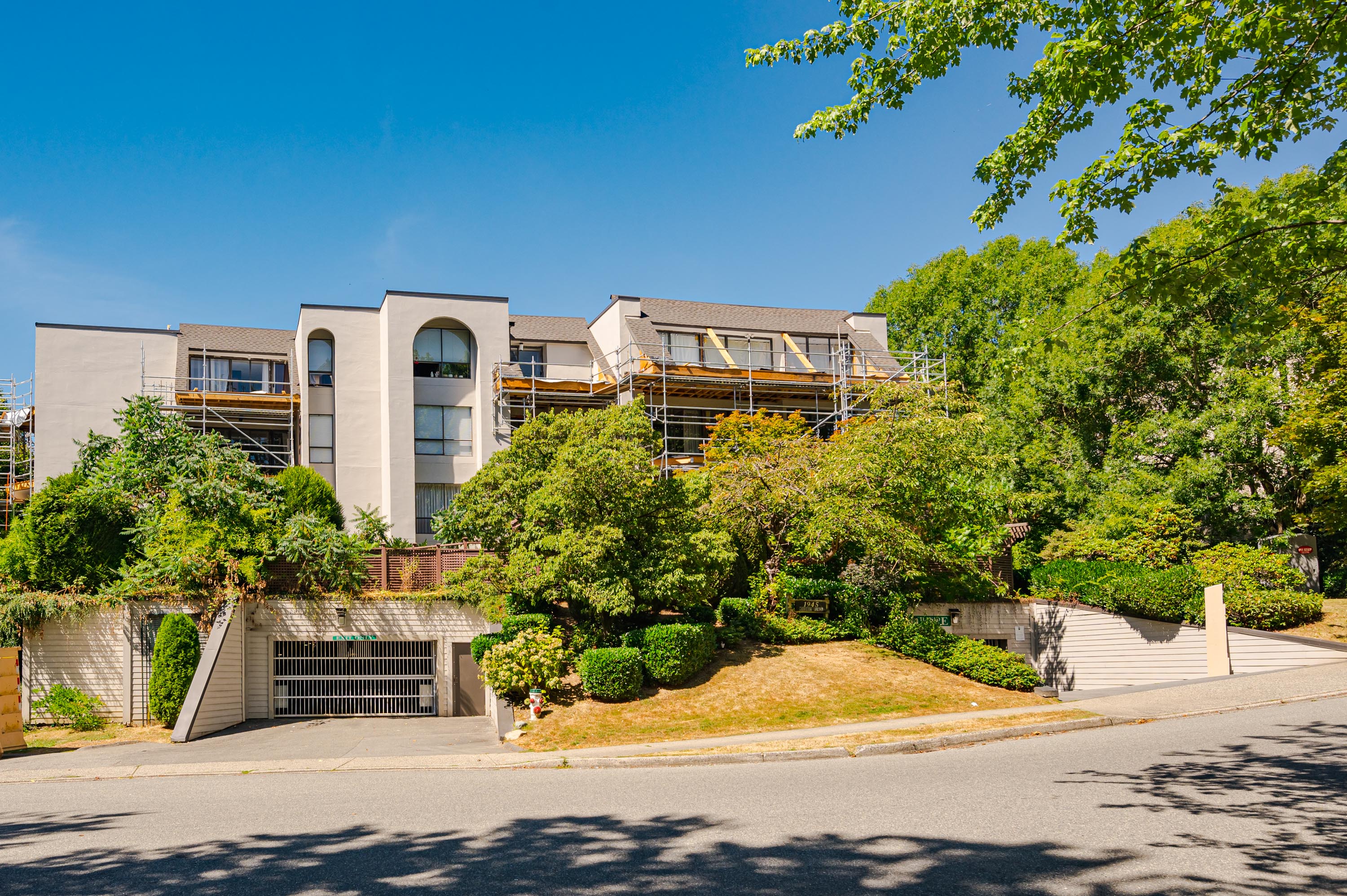 220 - 1945 Woodway Place, Burnaby
