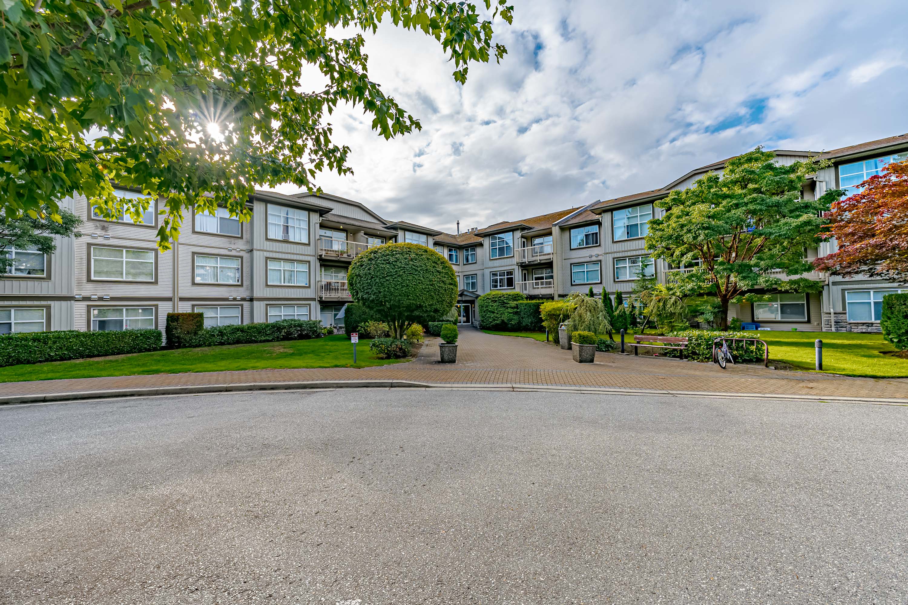 210 - 14885 105 Avenue, Surrey