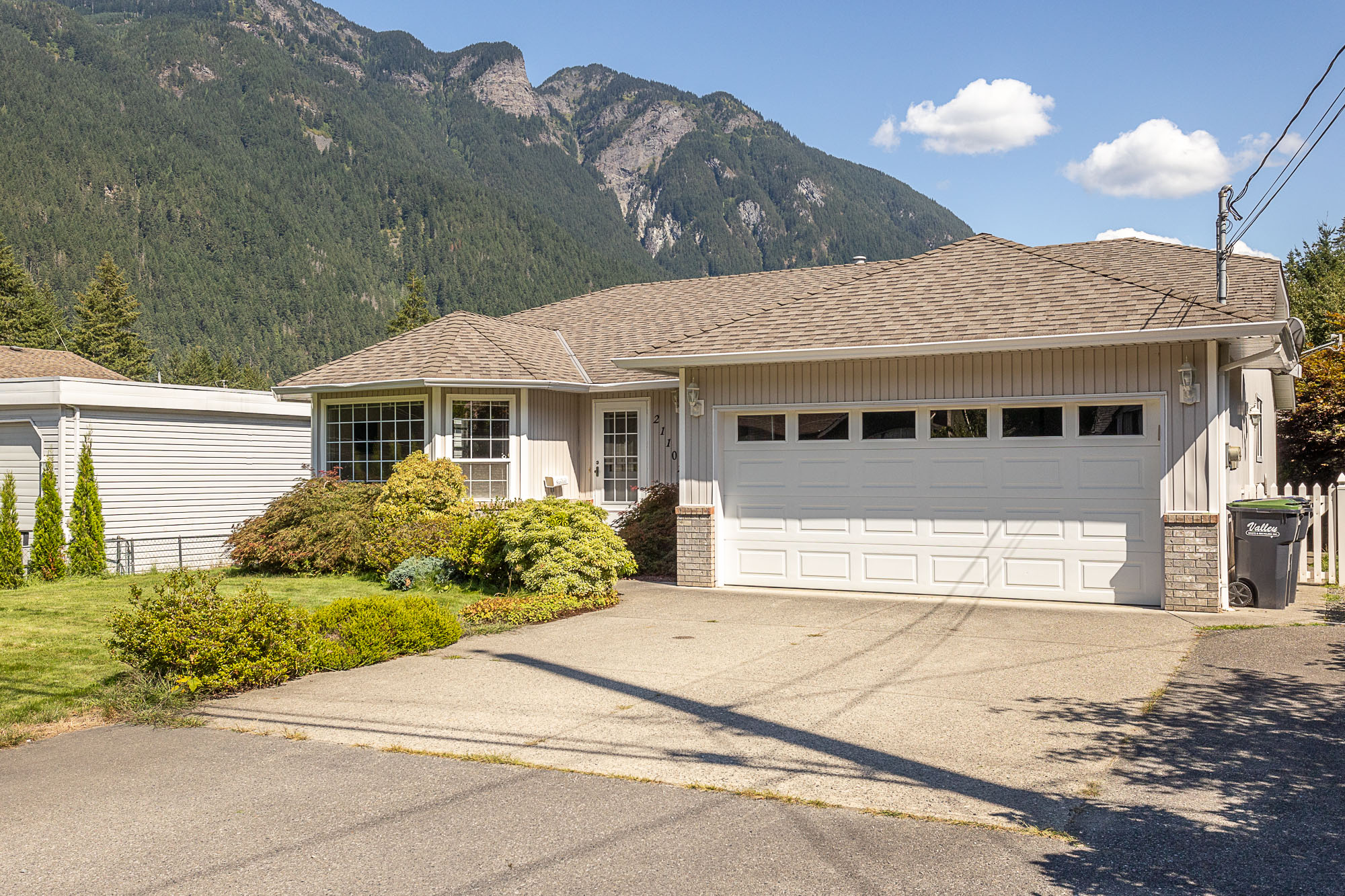 21102 Lakeview Crescent, Hope