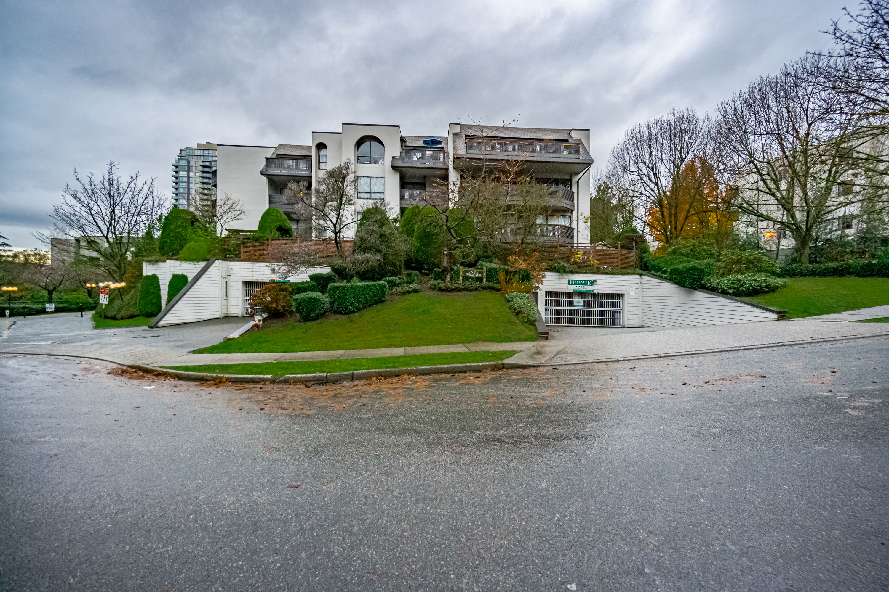220 - 1945 Woodway Place, Burnaby