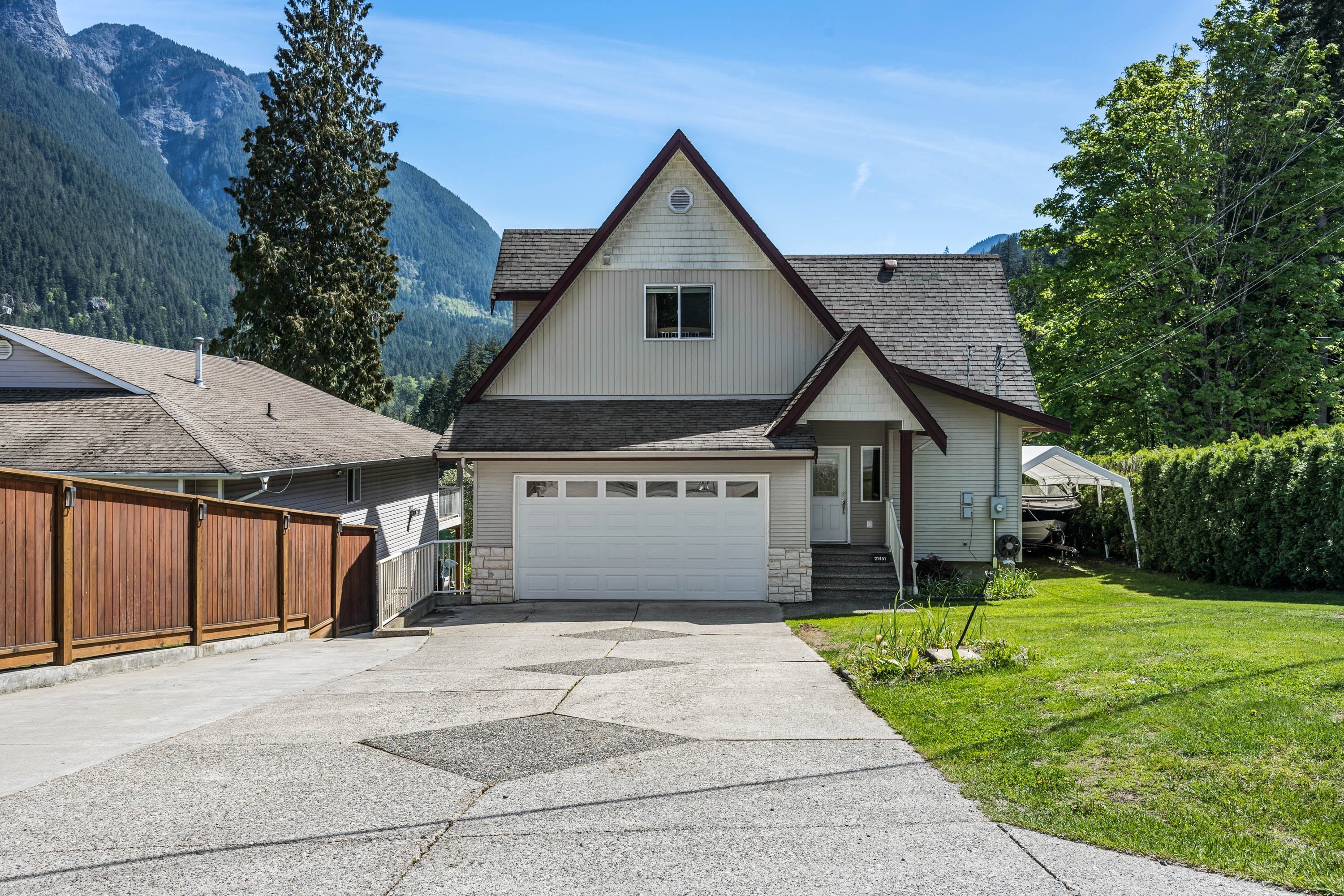 21451 Lakeview Crescent, Hope