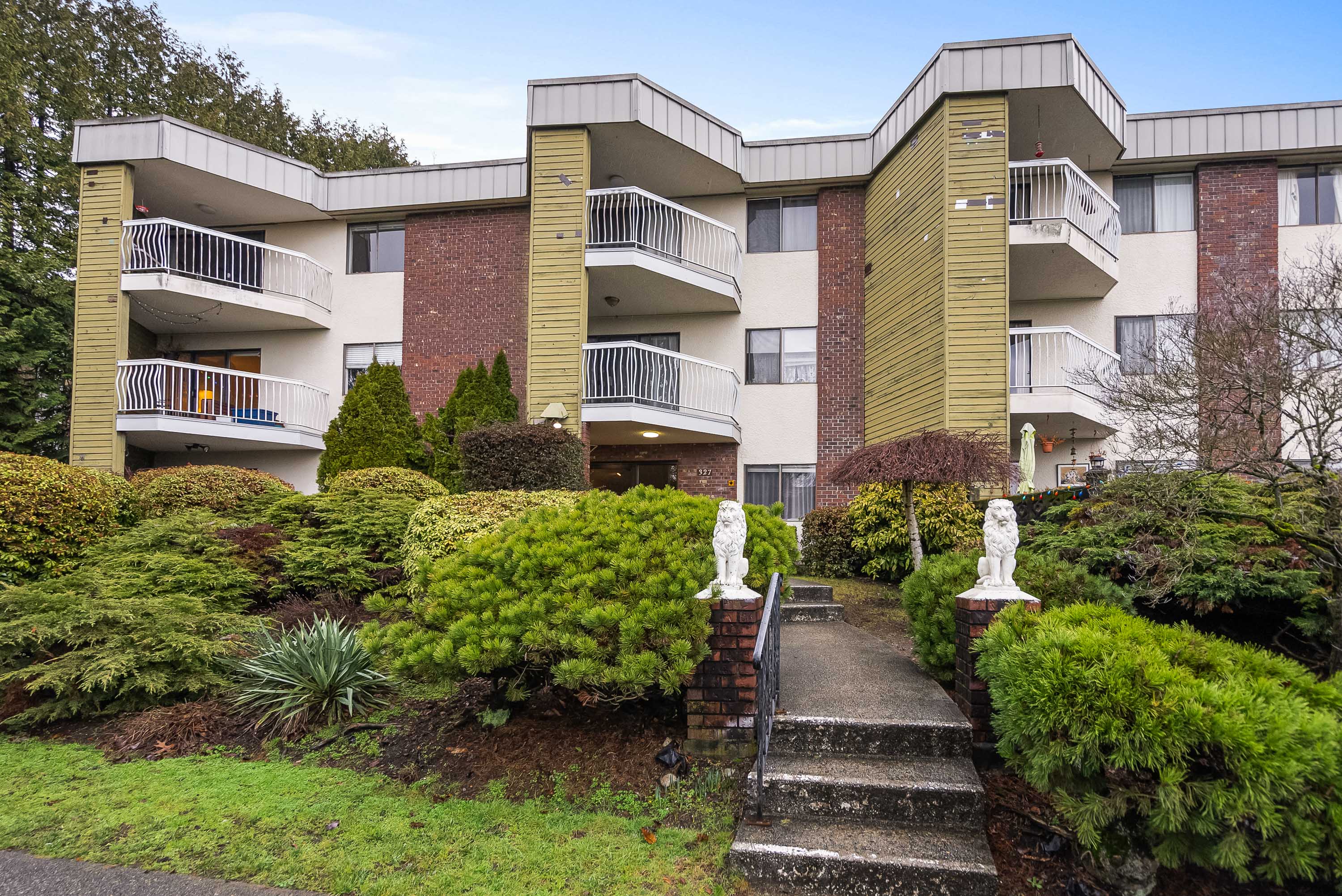 302 - 327 Ninth Street, New Westminster