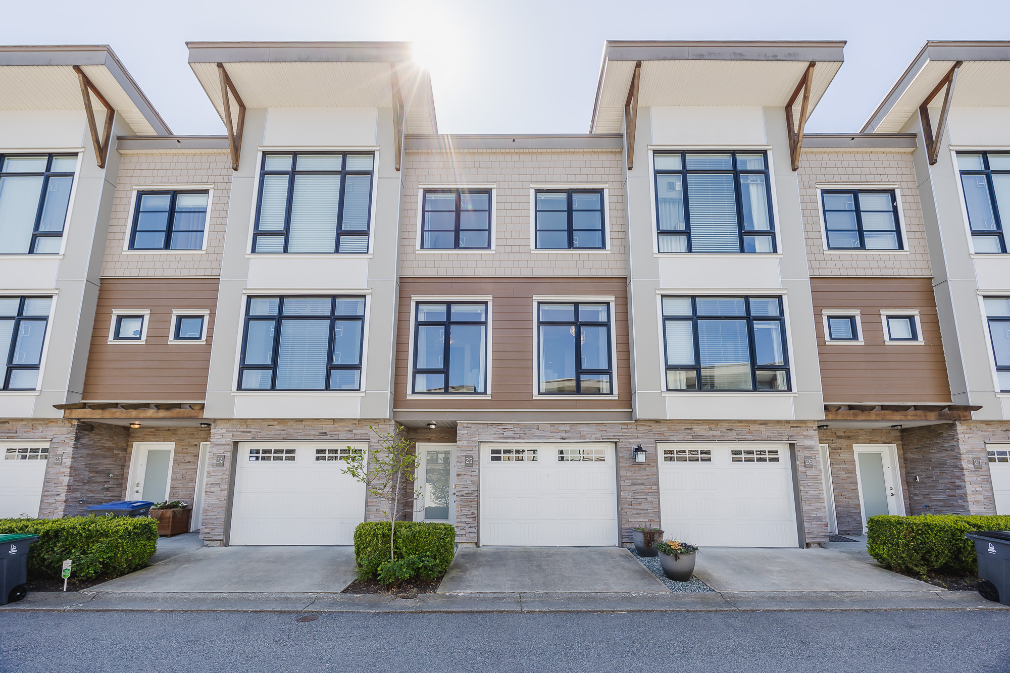 25 - 9989 E Barnston Drive, Surrey