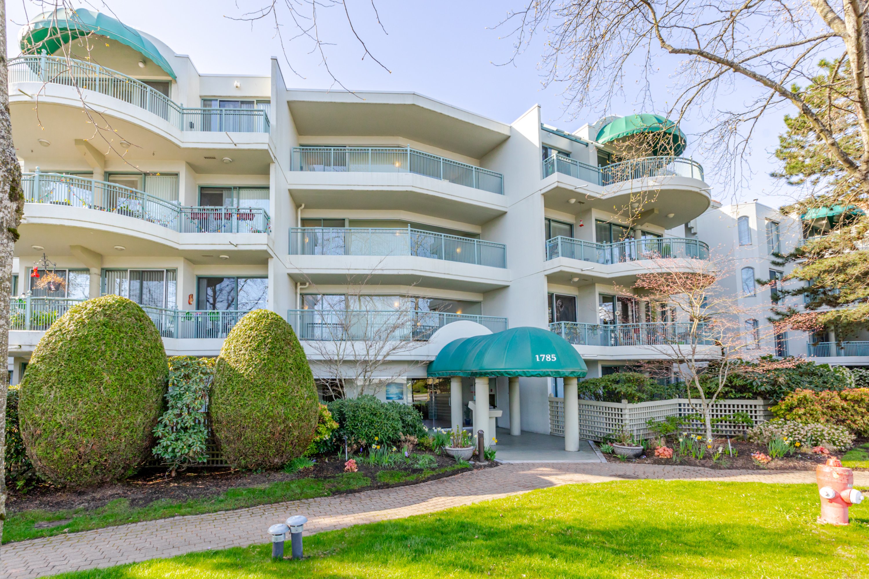 402 - 1785 Martin Drive, Surrey