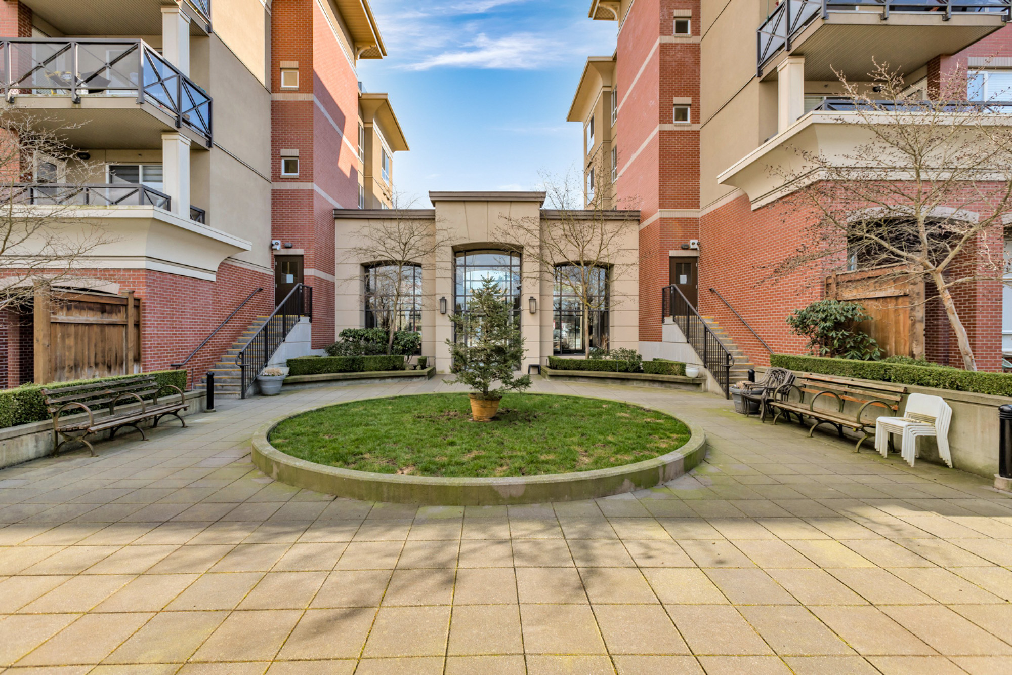 404 - 2970 King George Blvd, Surrey