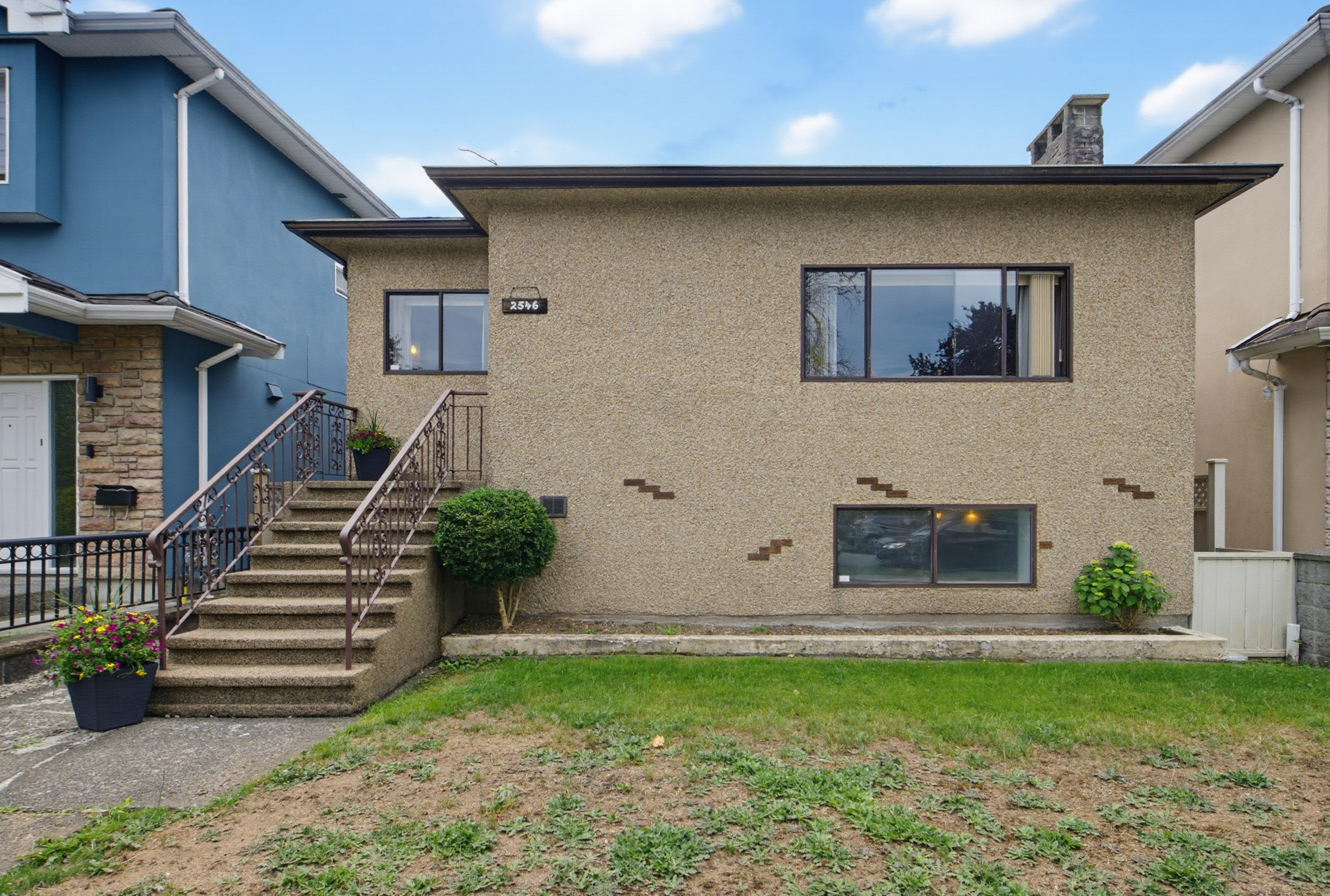 2546 Napier Street, Vancouver