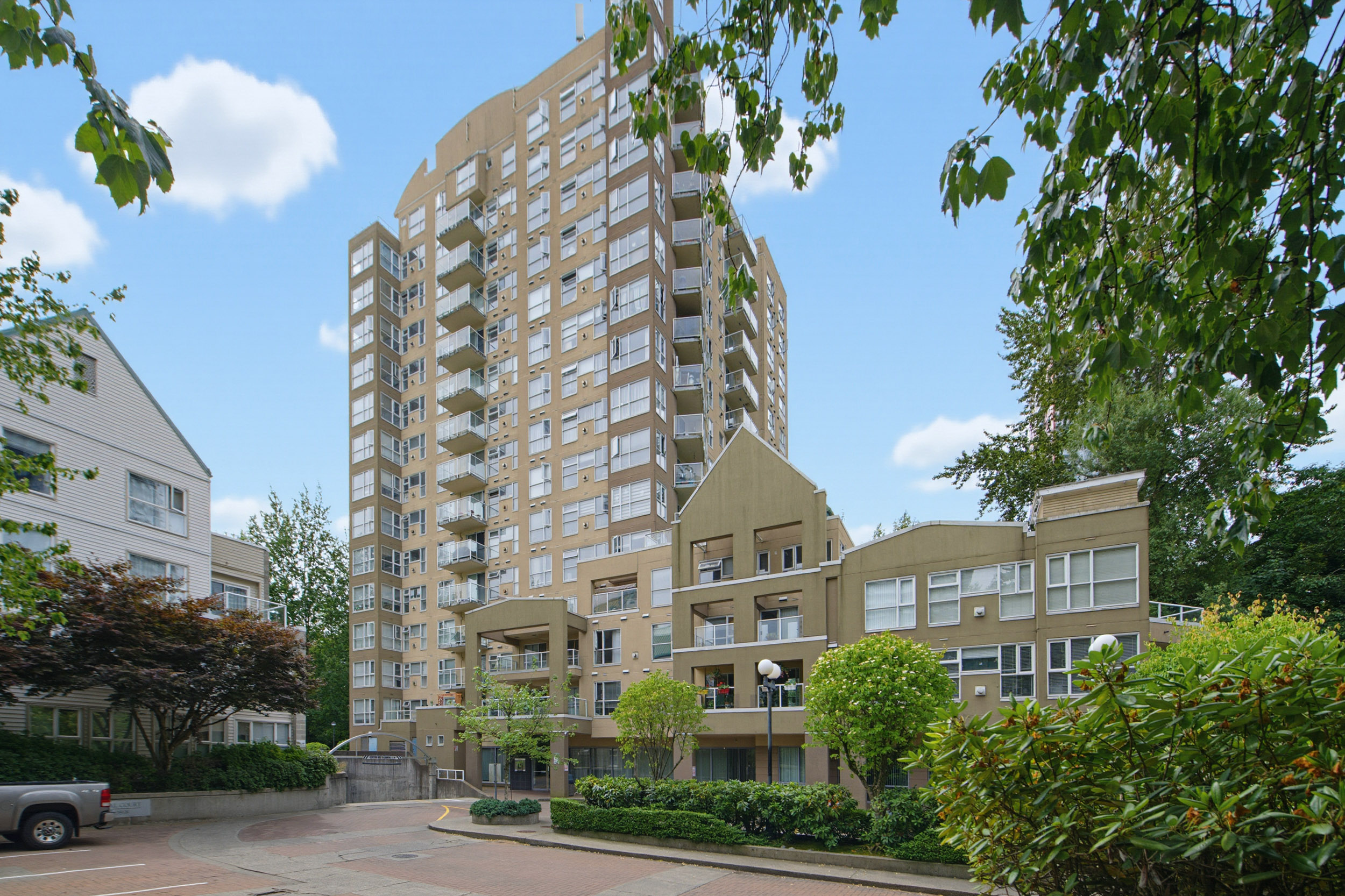 1002 - 9830 Whalley Blvd, Surrey
