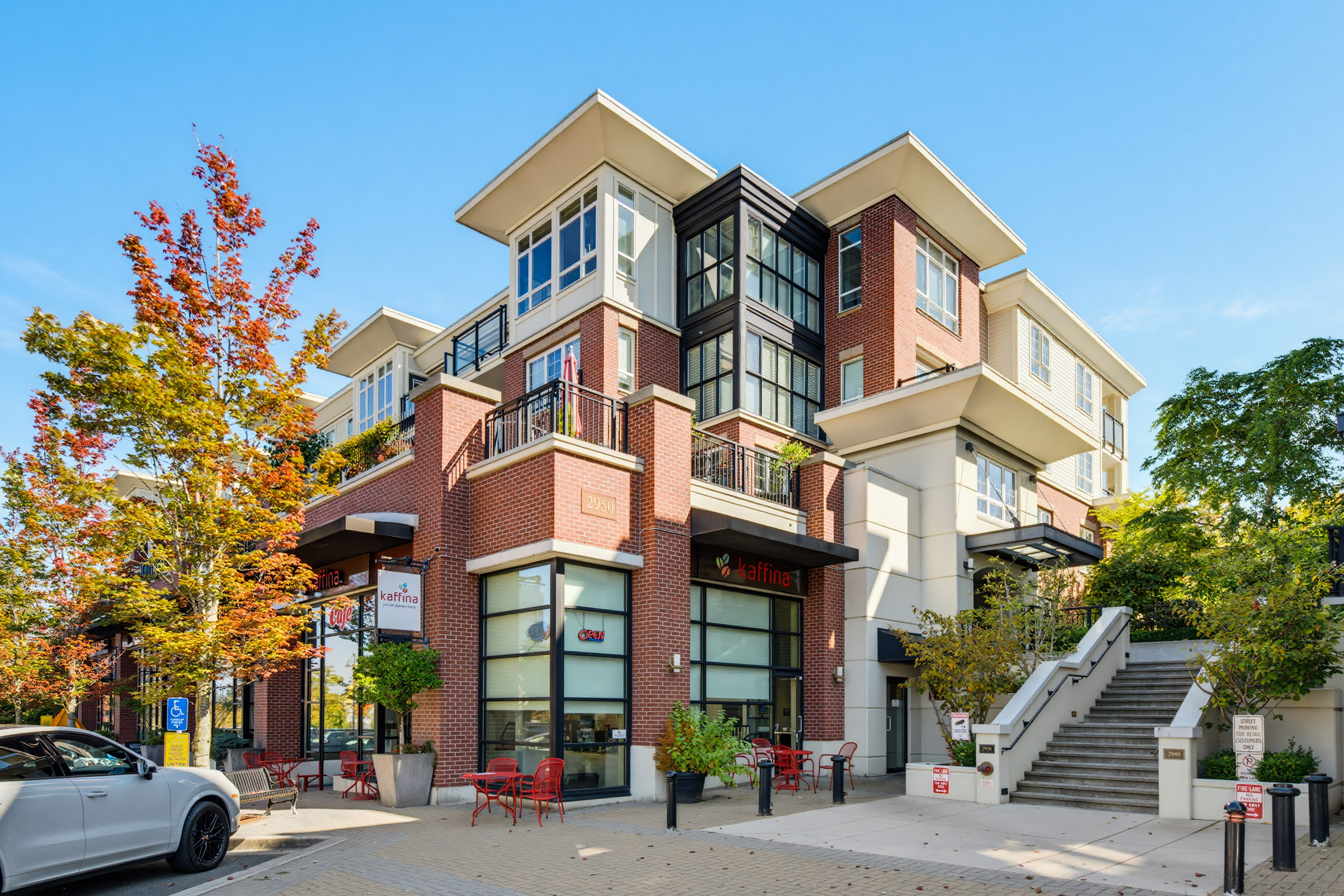 207 - 2950 King George Blvd, South Surrey